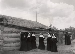 Suore davanti alla missione di Saint Labre, Ashland, Montana